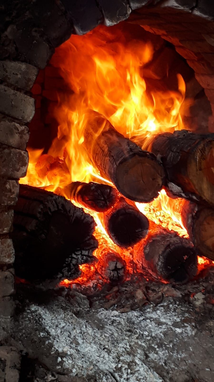 Detalhe do forno a lenha em funcionamento