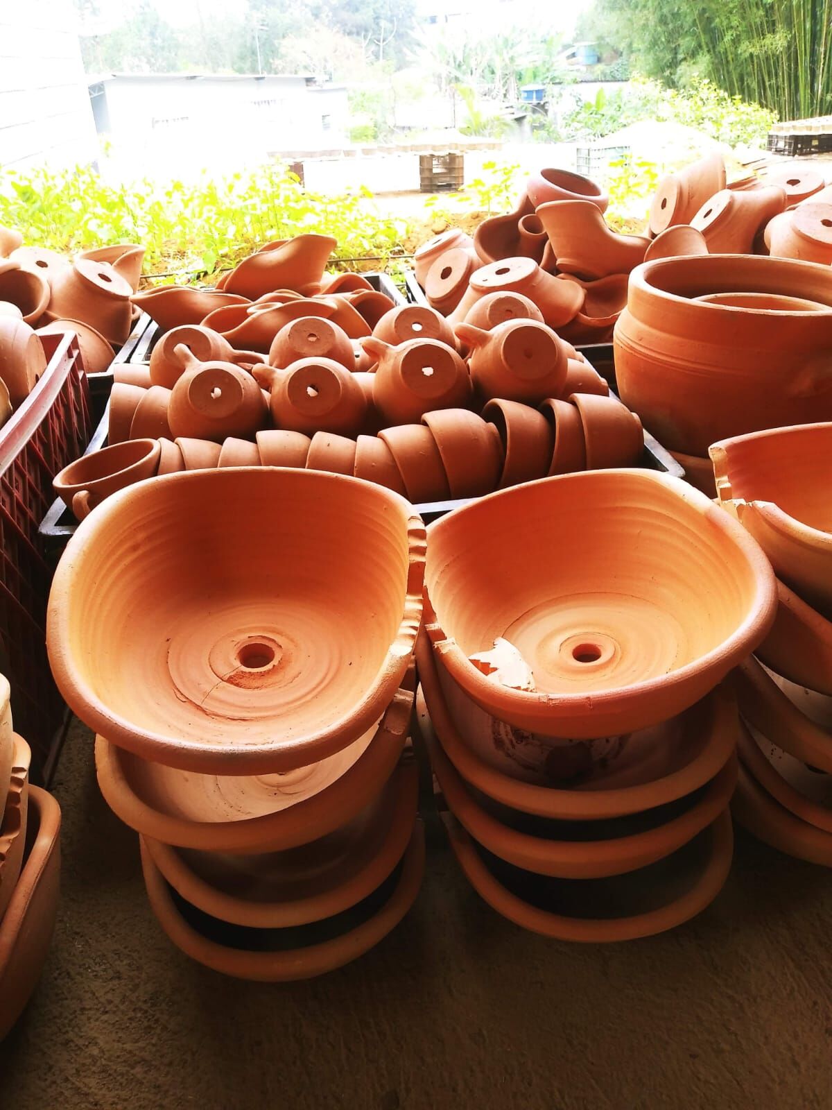 Prateleiras com grande quantidade de vasos de cerâmica
